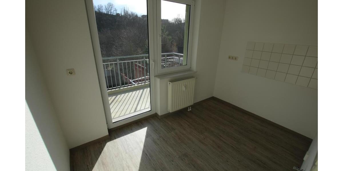 2 Raum DG-Wohnung mit Balkon und Blick ins Grüne. Bad mit Wanne! In Weida! - Dachgeschoßwohnung Weida Liebsdorf | Angebot:26347862