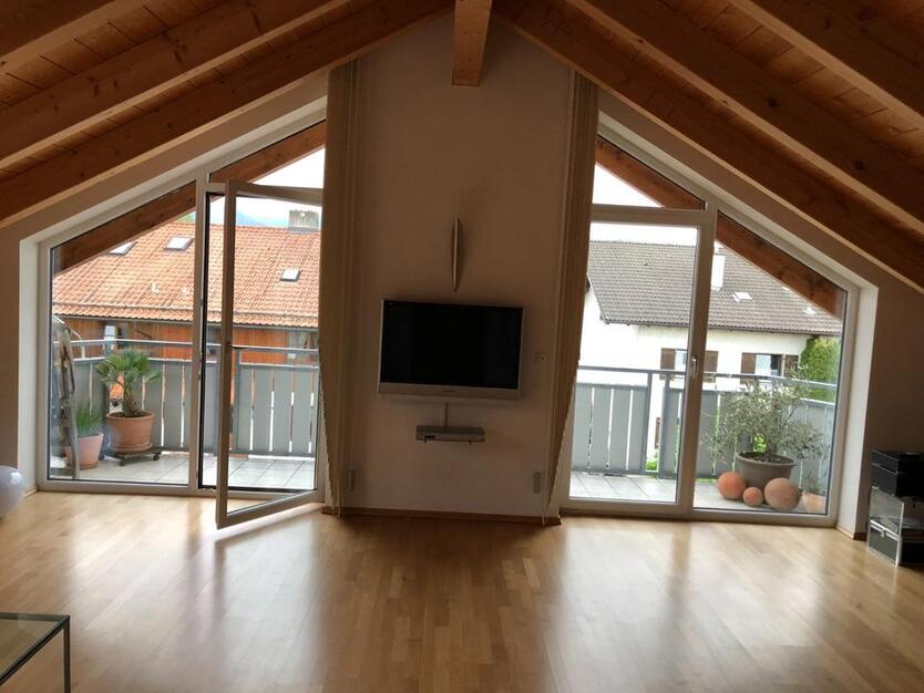 Schöne 2-Zi-DG-Whg. in Rosenheim-Pang mit EBK ab 12.2025 z. verm. zimmer