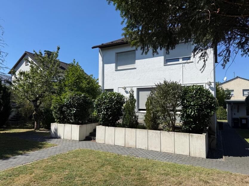 freistehendes Einfamilienhaus mit großem Garten in Erlensee
