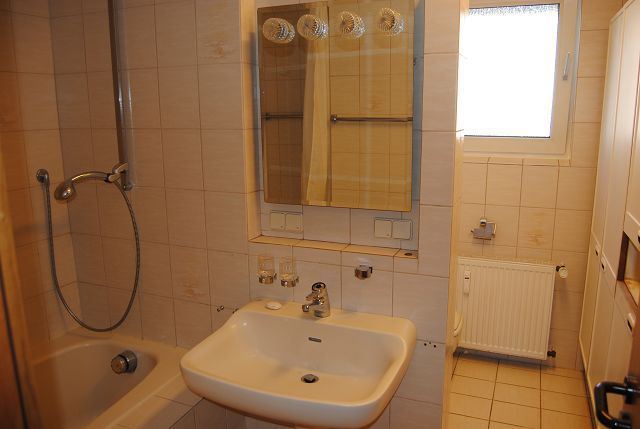 Wohnung im EG mit Balkon, Garage und Stellplatz in ruhiger Lage ... sucht lebensälteren Mieter ... 2 zimmer
