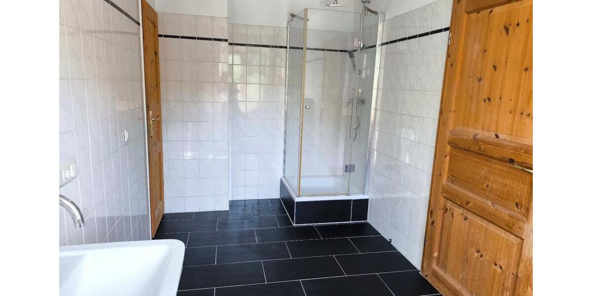 Dachgeschoßwohnung Burg - 3 Zimmer, 73 m&sup2;, 439&euro; | Angebot:25990023