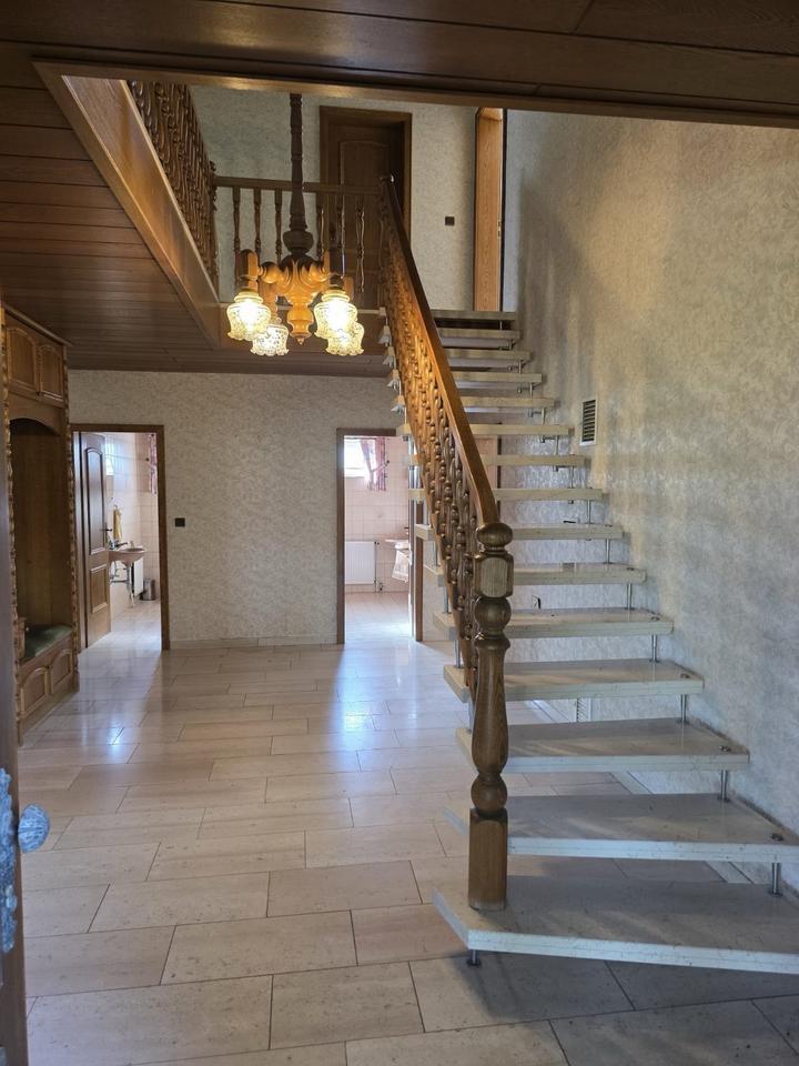 Großes Wohnhaus in schöner ländlicher Umgebung