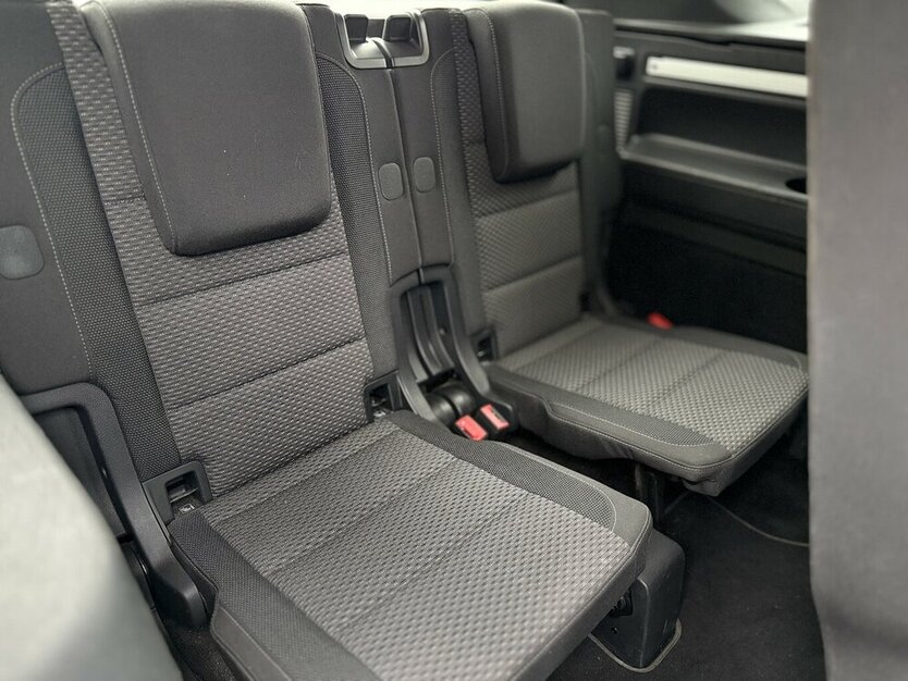 VW Touran 7-Sitze/Discover Pro/ACC/AHK/Automatik 110.000 km 24.490 € Mönchengladbach 41066