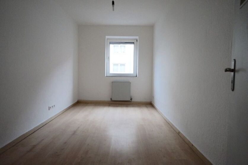 Schöne 3 Zimmer Wohnung im gepflegten Haus !