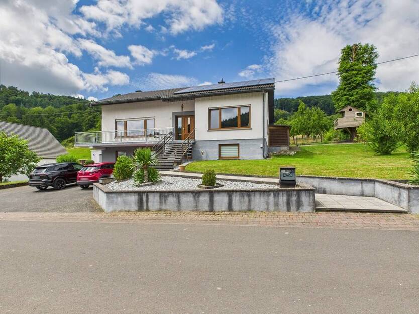 Großzügiges Einfamilienhaus mit EinliegerWohnung in idyllischer Lage.