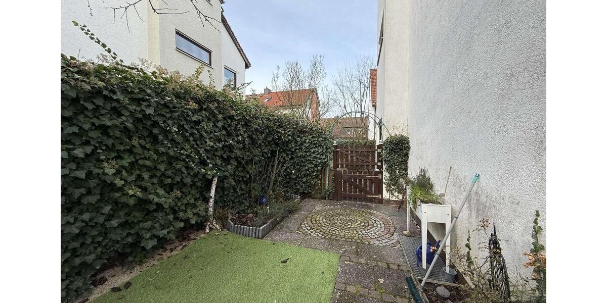 Großz. DHH beste Lage, ca. 130 m² Wfl., 5 Zi., Bj. 1983, Kanal nur 50 m entfernt, Garage + Carport ! 5 zimmer