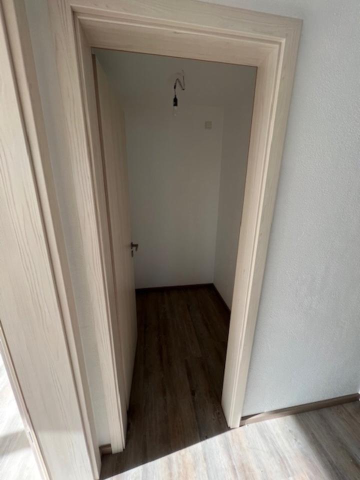 Schöne und neuwertige 2 12-Zimmer-Erdgeschoßwohnung mit EBK