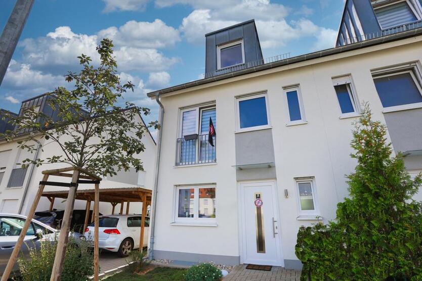 Reihenendhaus in gepflegtem Neubaugebiet – Terrasse, Garten & Carport