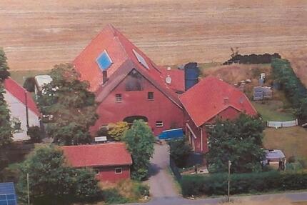 Resthof mit 3 bzw. 4 Wohneinheiten und 5 Garagen im Aussenbereich zimmer