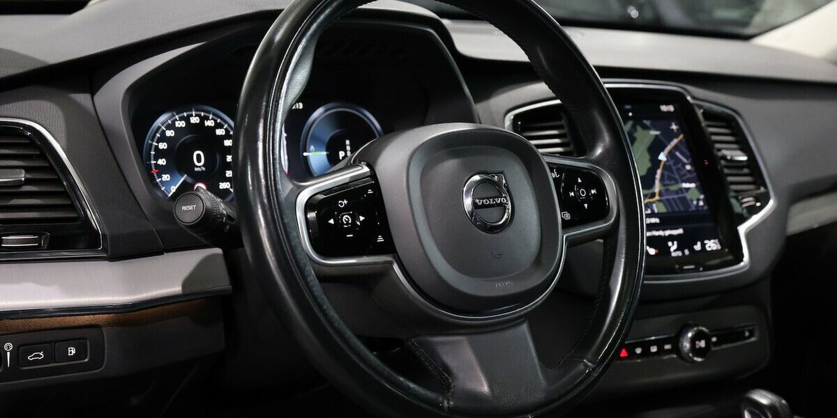 Volvo XC90 T8 P-HEV AWD EXPRESSION R-DESIGN / 7-SITZER 143.000 km 38.444 &euro; Hamm 59077