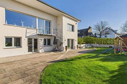Modernes Familiendomizil mit großem Garten in gefragter Lage, nahe dem Stadtwald ! 8 zimmer