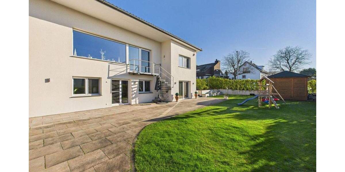 Modernes Familiendomizil mit großem Garten in gefragter Lage, nahe dem Stadtwald ! 8 zimmer