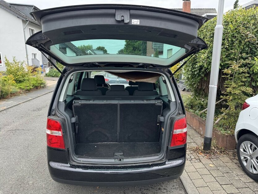 VW Touran 1.6 FSI Highline 7 Sitze SR+WR eGSD DSG ? 213.000 km 1.300 € Erftstadt 50374