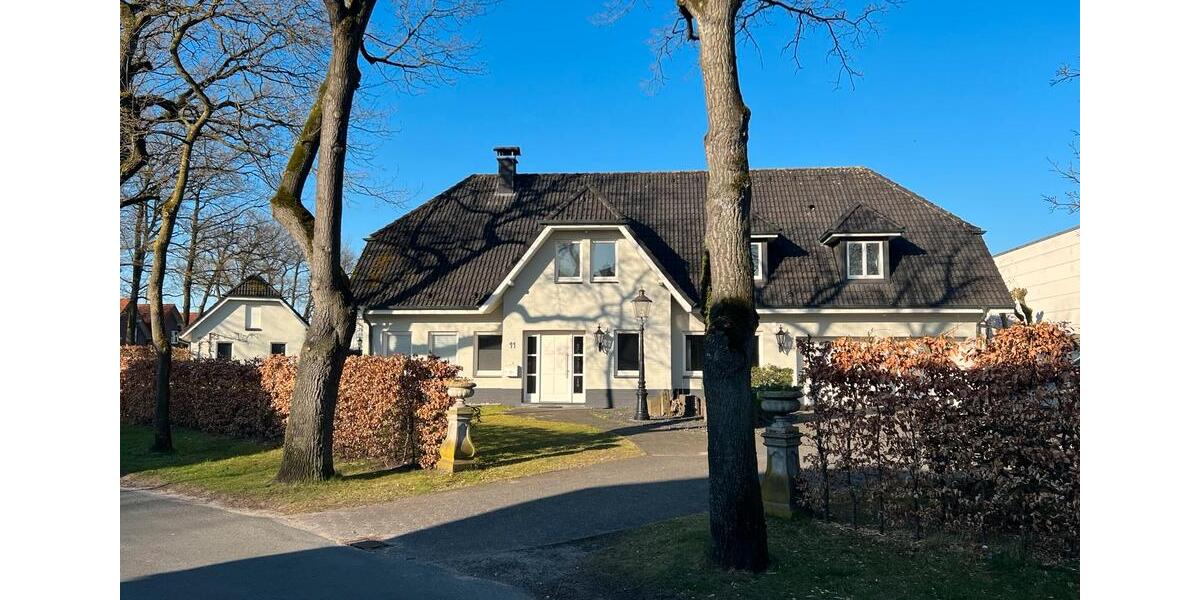 Einfamilienhaus Gronau (Westfahlen) - 10 Zimmer, 300 m&sup2;, 2.700&euro; | Angebot:23702922