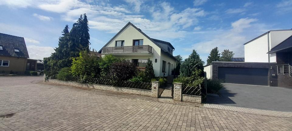 ZFH mit 915m2 Grundstück und Doppelgarage, voll unterkellert