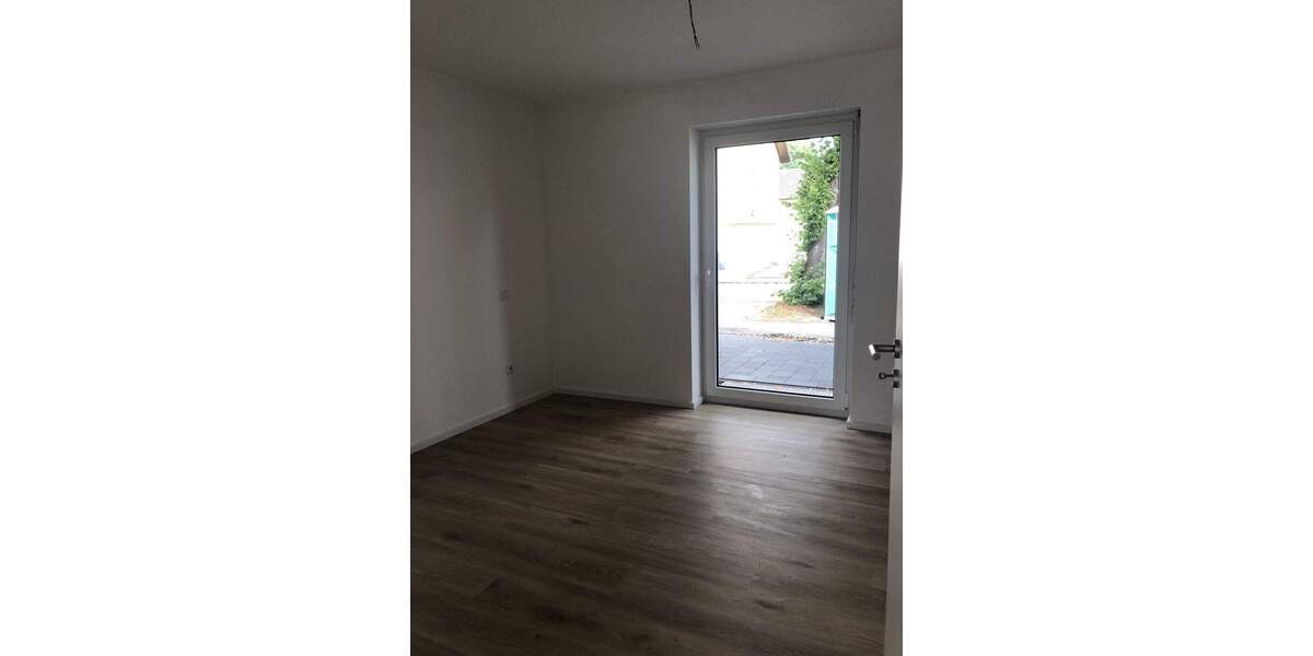 3-Zimmer-Erdgeschosswohnung mit Gartenanteil in Schloß NeuhausMastbruch, erst wenige Jahre alt 3 zimmer