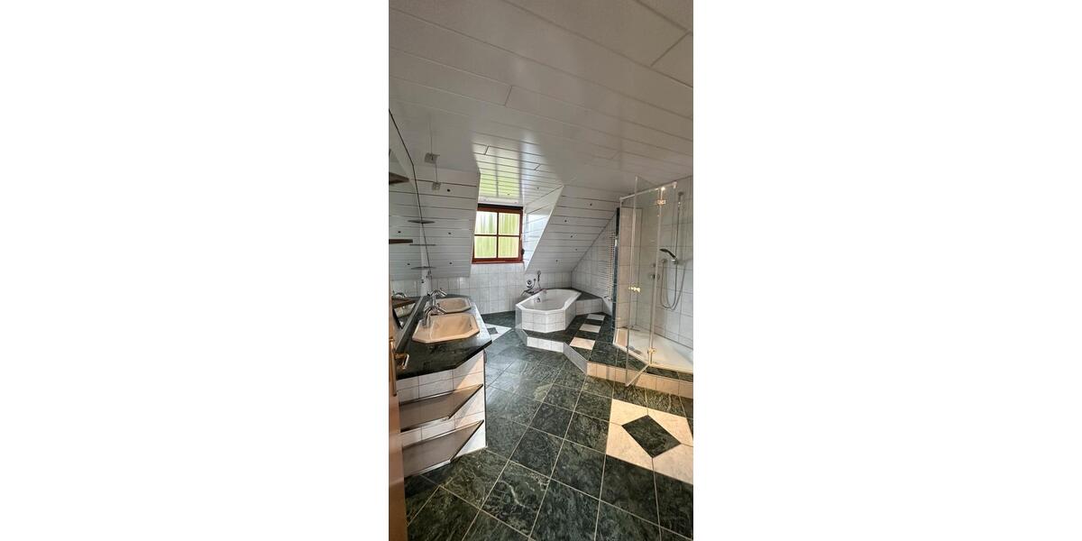 Etagenwohnung Güntersleben - 3.5 Zimmer, 100 m&sup2;, 1.000&euro; | Angebot:25428032