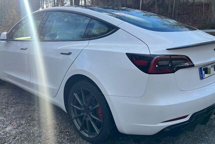 Tesla Model 3 122.000 km 26.490 € Böblingen 71032
