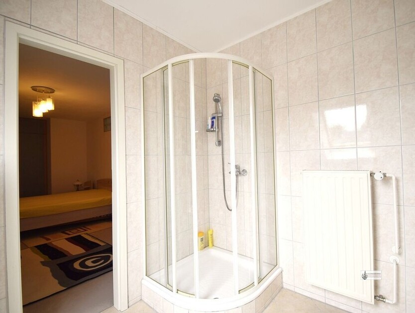 Großes modernisiertes EFH + EBK + Wintergarten + 3 Bäder mit 2 Stellplätzen vor dem Haus