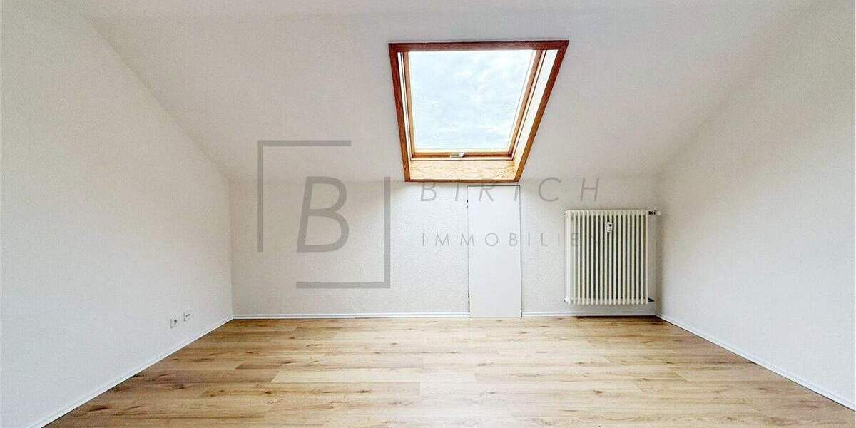 Ideal für Pendler: Ruhige 2,5-Zimmer-DG-Wohnung in Staig - nahe A7, mit neuer Küche & Dachterrasse 2 zimmer