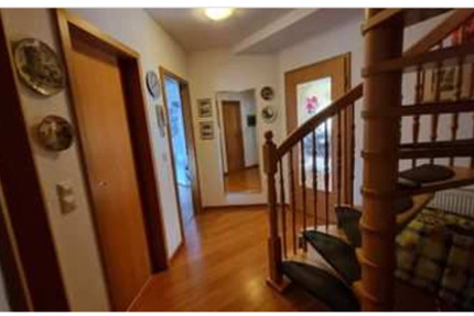 Große Wohnung in Mehrfamilienhaus 5 zimmer