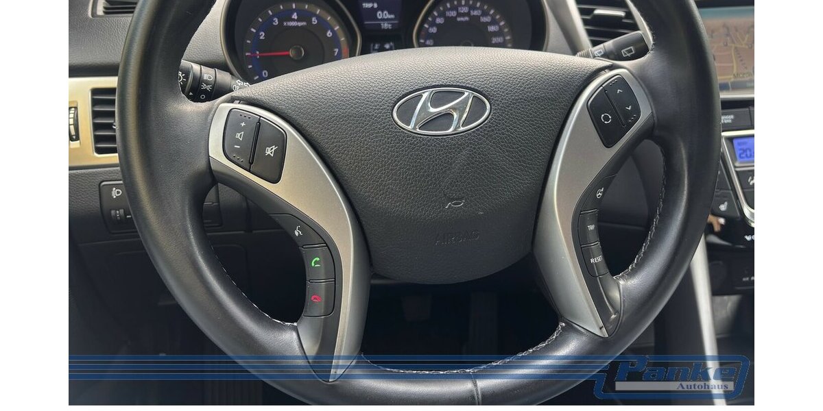 Hyundai i30 FIFA World Cup Edition*NAV*SHZ*StandH*R-CAM* 49.964 km 9.990 &euro; Berlin 13187