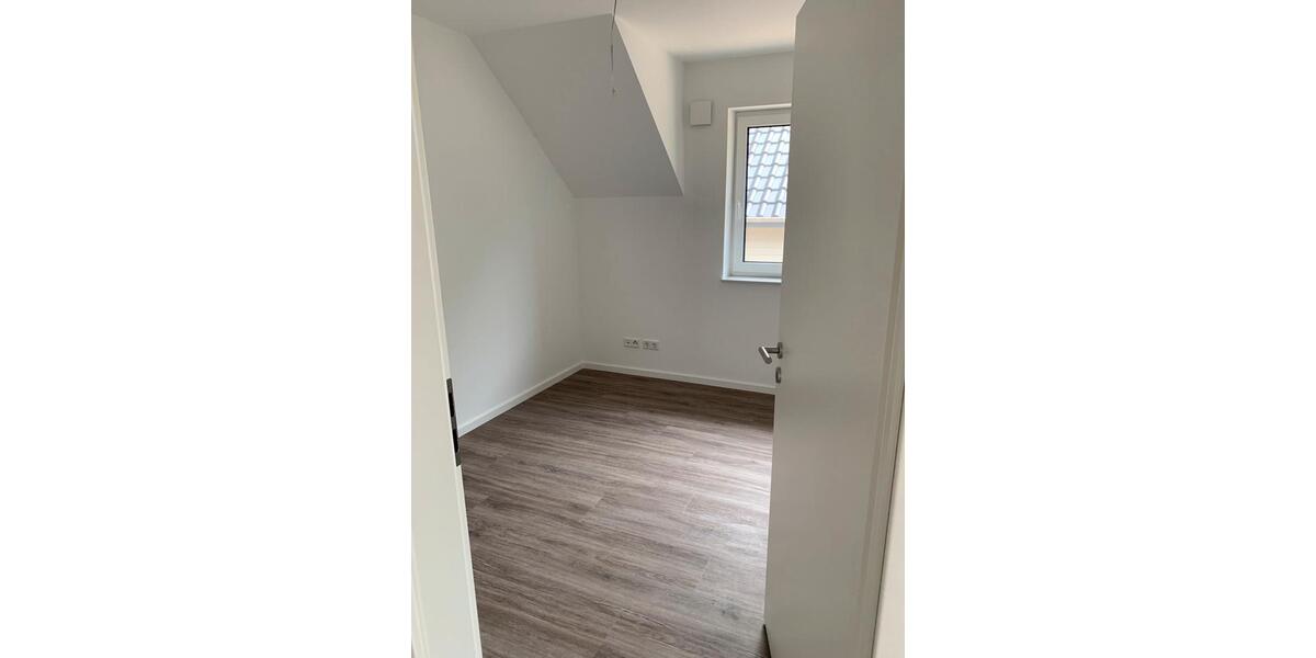 ANFRAGESTOPP! Schöne 4-Zi.-DG Wohnung im Zweifamilienhaus 4 zimmer