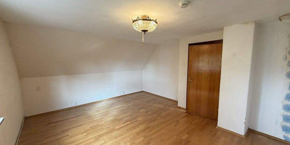 Sanierungsbedürftige Doppelhaushälfte mit 2 Garagen und großem Garten 5 zimmer