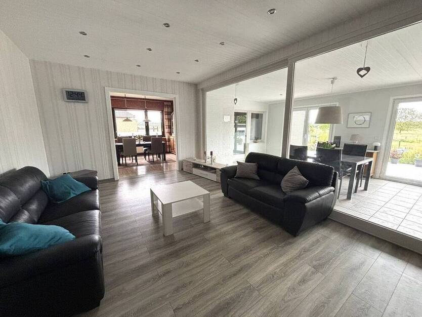Großzügiger, freistehender Bungalow mit zwei Doppelgaragen, Werkhalle und Aussicht ins Grüne