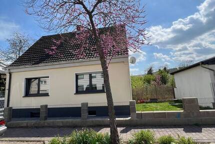 SOFORT bezugsfertig: TOP kernsaniertes freistehendes Einfamilienhaus mit kleinem Garten