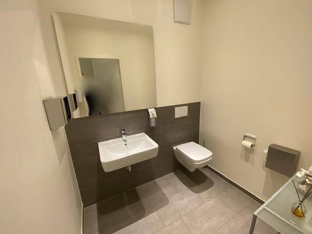 Moderne und großzügige Praxisräumlichkeiten auf zwei Etagen 9 zimmer