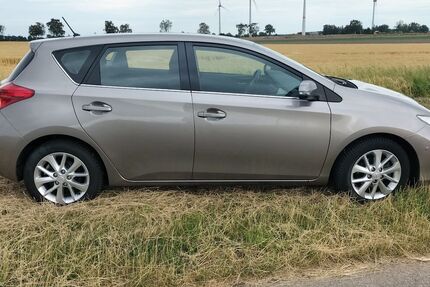 Toyota Auris 99.000 km 8.600 &euro; Uetze 31311