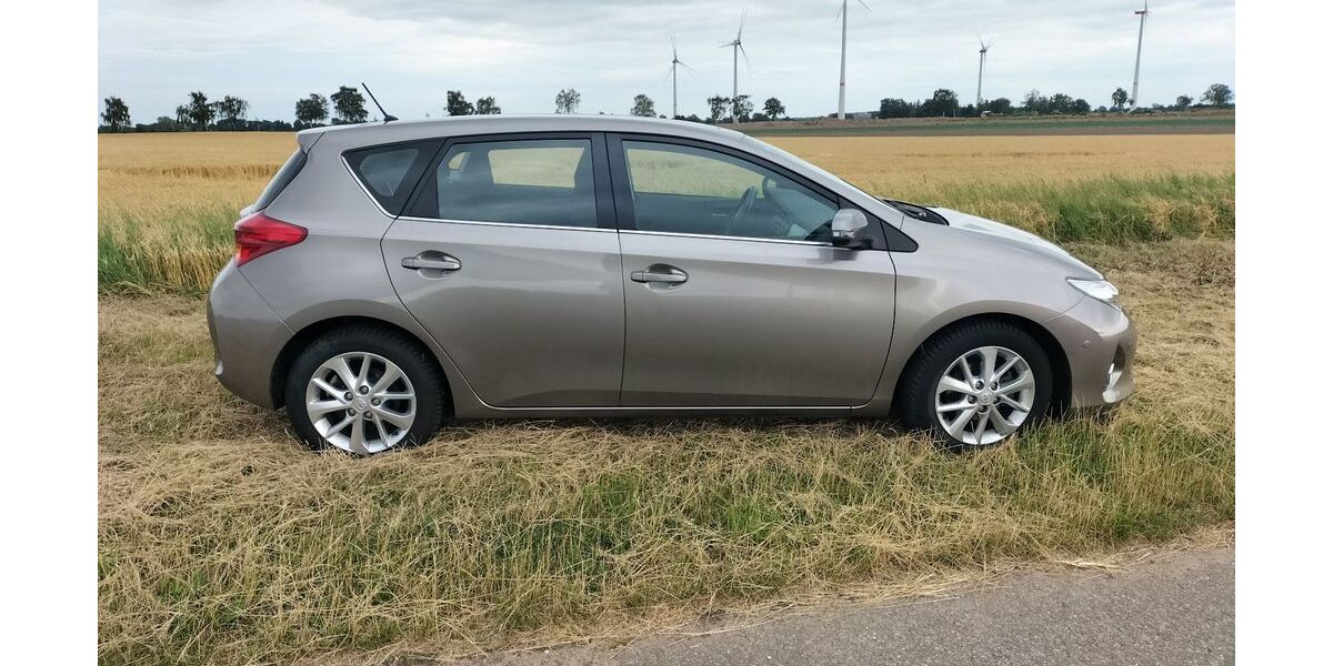 Toyota Auris 99.000 km 8.600 &euro; Uetze 31311