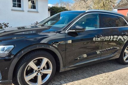 Audi e-tron 33.000 km 27.500 &euro; Bad Oldesloe 23843