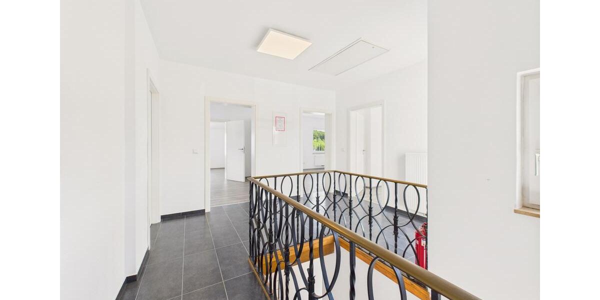 Büro- o. PraxisHaus in Halsenbach zu vermieten. Ideale Lage ! zimmer