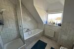 2 Raum DG-Wohnung - Bad mit Fenster, Wanne und Dusche - Dachgeschoßwohnung Gera Alt-Bieblach | Angebot:26233629
