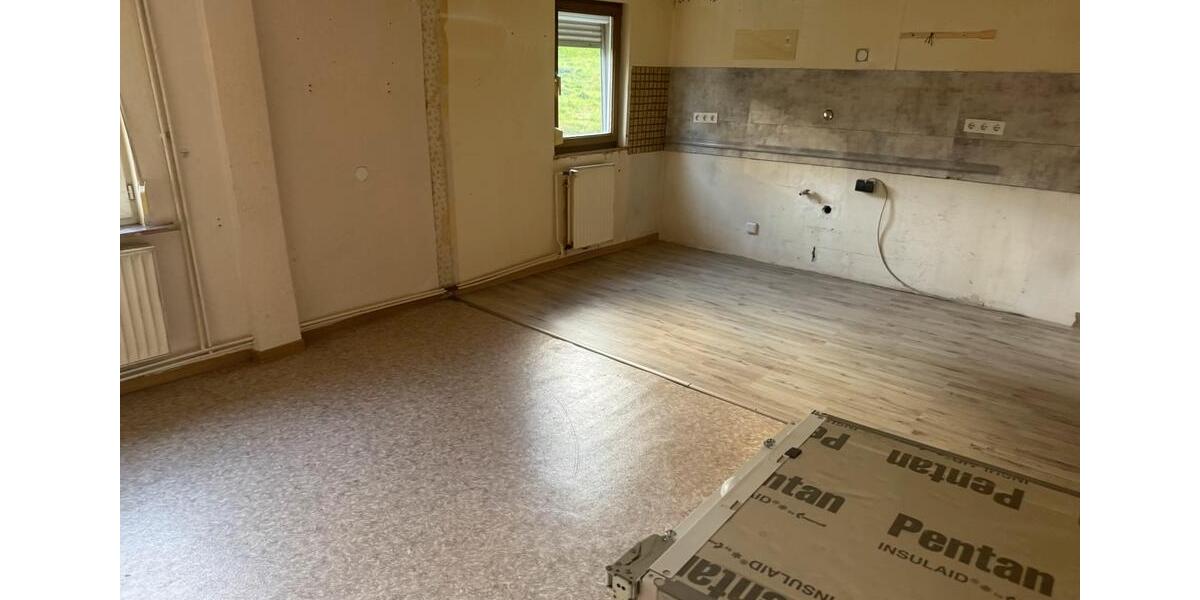 Einfamilienhaus mit 2 Garagen und großem Garten in Struthütten 6 zimmer