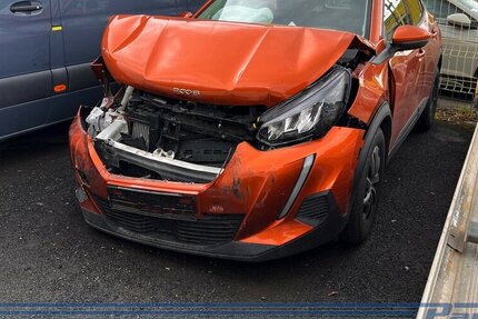 Peugeot 2008 1.2 PureTech 100 Active Pack*Unfall* 21.200 km 4.890 &euro; Berlin 13187