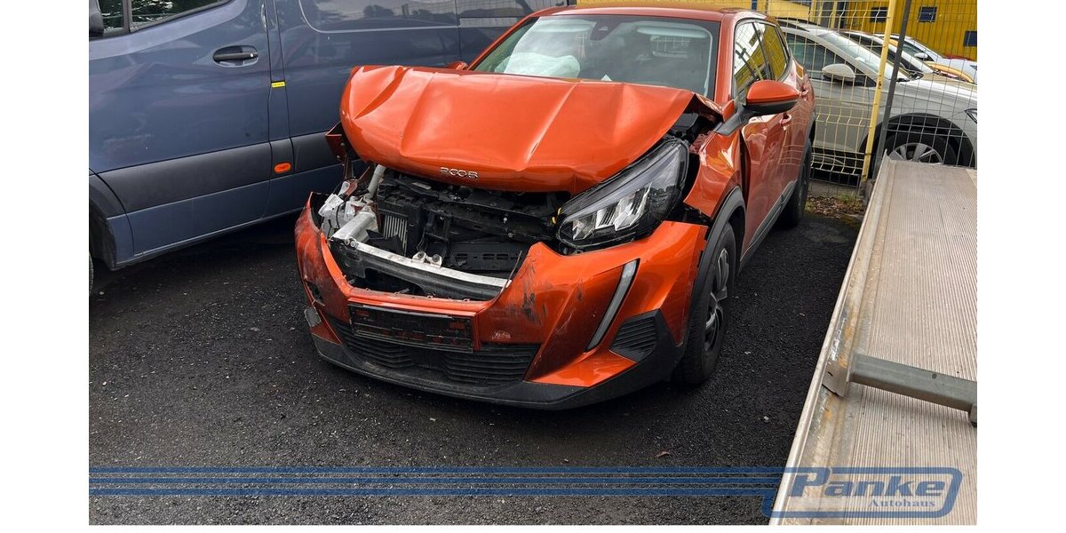 Peugeot 2008 1.2 PureTech 100 Active Pack*Unfall* 21.200 km 4.890 &euro; Berlin 13187