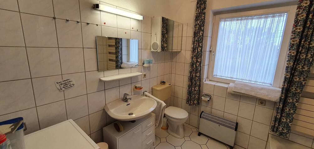Sehr gepflegt und geräumig in ruhiger, bevorzugter Lage * 2 Küchen, 2 Bäder, Carport, Terrasse, Balkon, 2 Gartenteiche - Mehrfamilienhaus, Wohnhaus Gorleben | Angebot:19096233