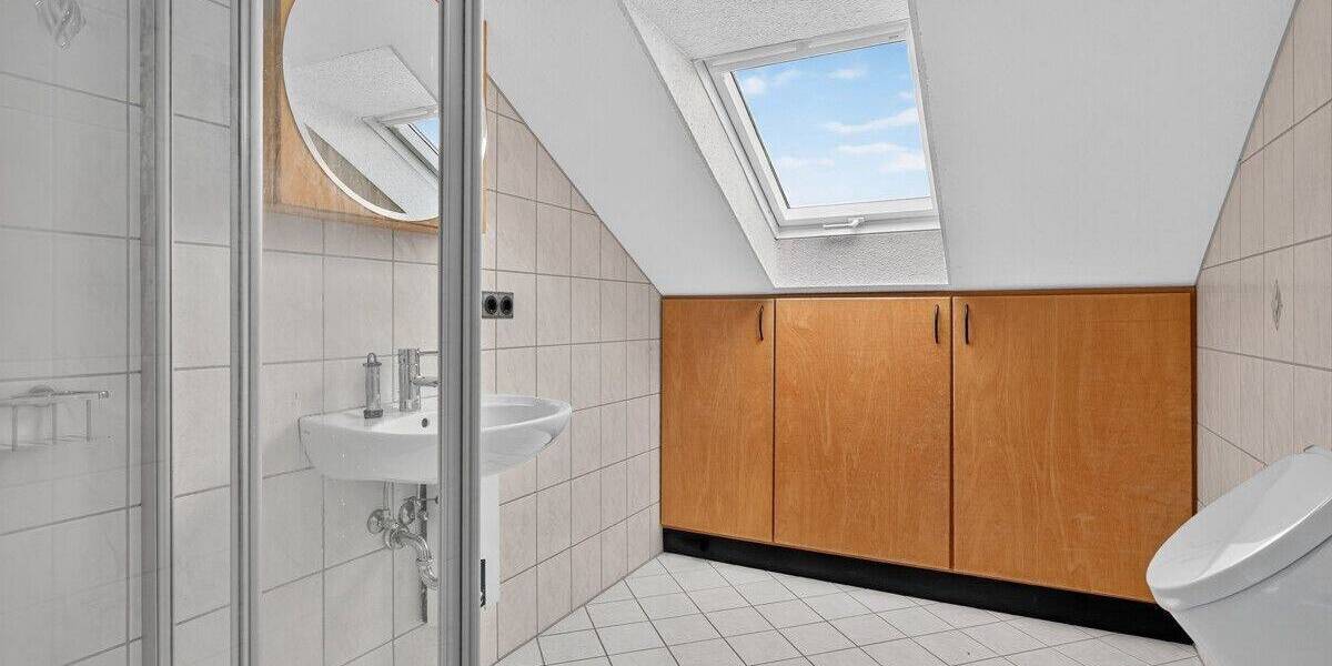 Charmantes Zweifamilienhaus mit Garten, Doppelgarage und vielen Möglichkeiten in Königsbach-Stein 9 zimmer