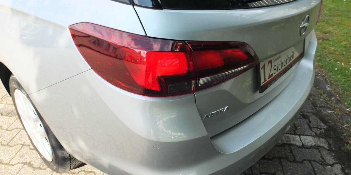 Opel Astra NAVI EINPARKHILFE ALLWETTERREIFEN EURO 6 99.278 km 8.995 &euro; Köln 50858