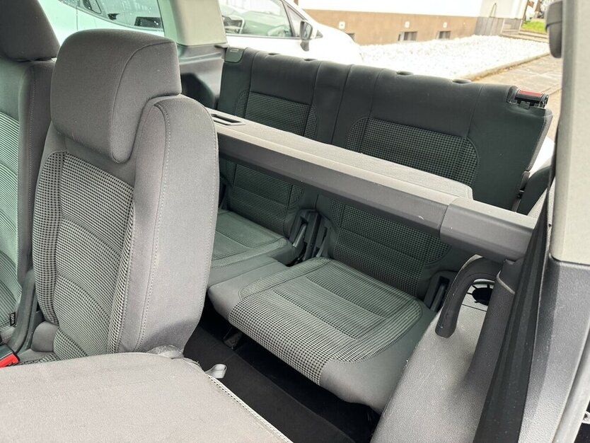 VW Touran 1.6 FSI Highline 7 Sitze SR+WR eGSD DSG ? 213.000 km 1.300 € Erftstadt 50374