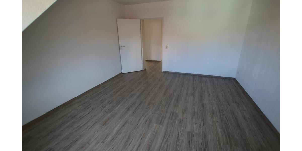2 Raum DG-Wohnung mit Balkon und Blick ins Grüne. Bad mit Wanne! In Weida! - Dachgeschoßwohnung Weida Liebsdorf | Angebot:26347862
