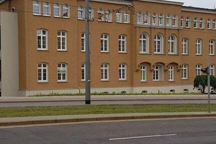 gepflegte 3-Raum Altbauwohnung mit Einbauküche, Badmöblierung, Abstellraum und Balkon 3 zimmer