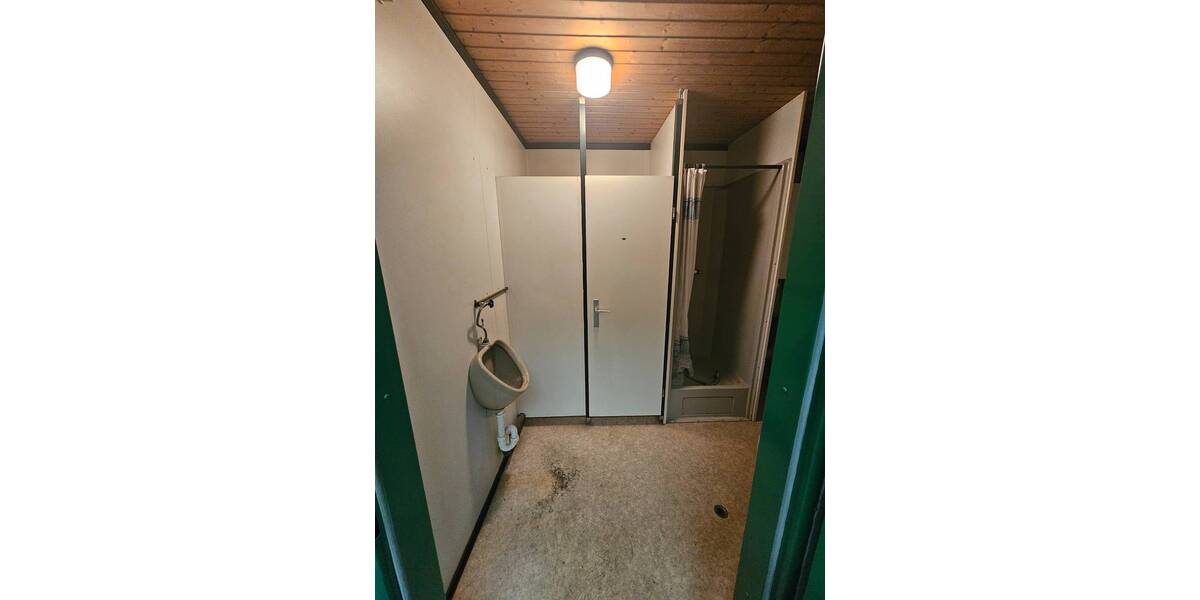 Pfeilerfreie Lagerhalle mit 2 Rolltoren, Büro, Lager, Teeküche, WC & zusätzl. Freifläche zimmer