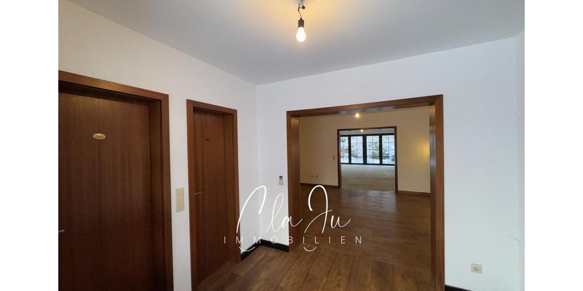 In Renovierung: Großzügige Erdgeschosswohnung mit Garten und Carport 4 zimmer