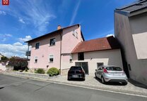 Großes Zweifamilienhaus mit vielen Nebenflächen im schönen Theilheim!