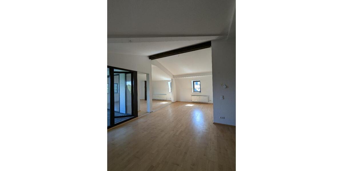 Dachgeschoßwohnung Chemnitz Altendorf - 5 Zimmer, 280 m&sup2;, 1.270&euro; | Angebot:25447488
