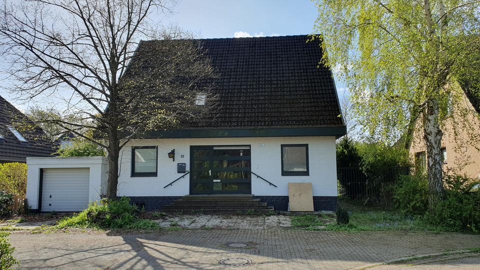 Lichtdurchflutetes Einfamilienhaus mit Vollkeller in ruhiger Sackgassenlage welches auch gewerblich genutzt werden kann. 11 zimmer